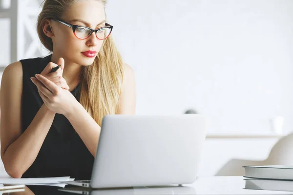 European businesswoman working on project — Stock Photo, Image