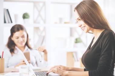 Güzel kızlar dizüstü işyerinde kullanma