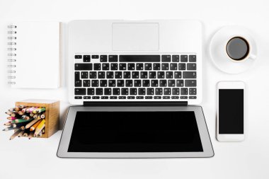 Beyaz masa laptop ve smartphone ile 