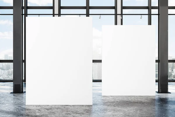 Moderna galleria soppalco con banner vuoto — Foto Stock