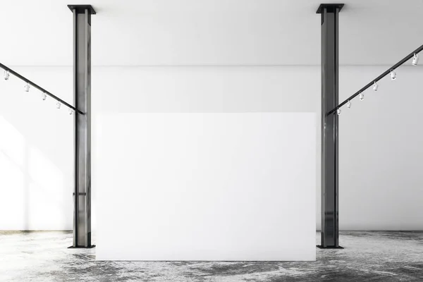 Moderne Loft-Galerie mit leeren Plakatwänden — Stockfoto