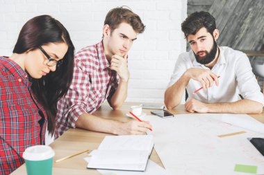 Evrak işlerini yapıyor ve aygıtlarını kullanarak beyaz insanlar 