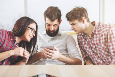 Genç grup Smartphone kullanarak 