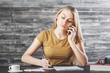 Evrak işi telefon çekici kadın 