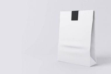 Beyaz kağıt yemek çanta ışık arka plan üzerinde mühürlü. Ekoloji kavramı. Alay etmek yukarıya, 3d render 