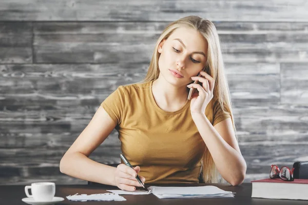 Evrak işi telefon çekici kadın 