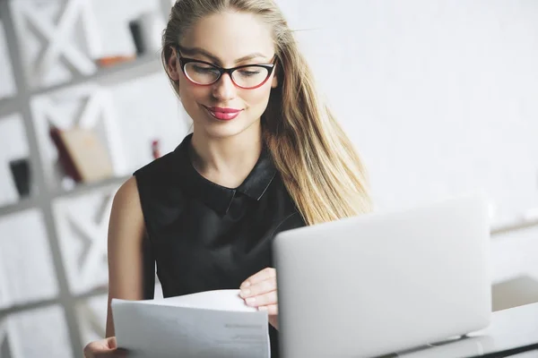 Mujer sonriente trabajando en un proyecto — Foto de Stock