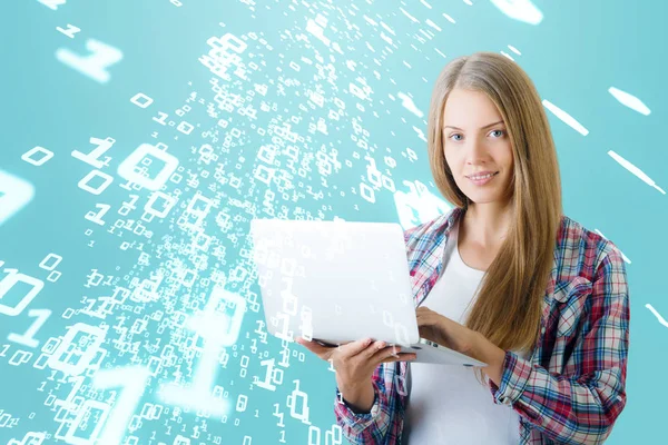 Atraente sorrindo jovem mulher europeia usando laptop em fundo azul com código binário abstrato. Conceito de codificação — Fotografia de Stock