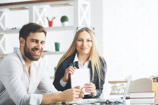 Empresarios atractivos trabajando en el proyecto — Foto de Stock