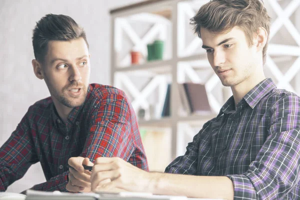 Männer erledigen Papierkram im Büro — Stockfoto