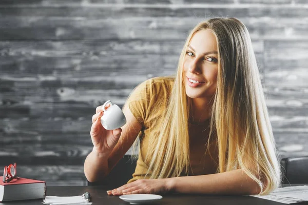 Mujer feliz bebiendo café en el trabajo — Foto de Stock