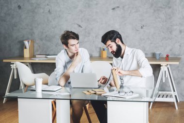 Projede birlikte çalışan iki concentrared işadamları 