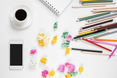 Boş cep telefonu ile dağınık Ofis Masası 