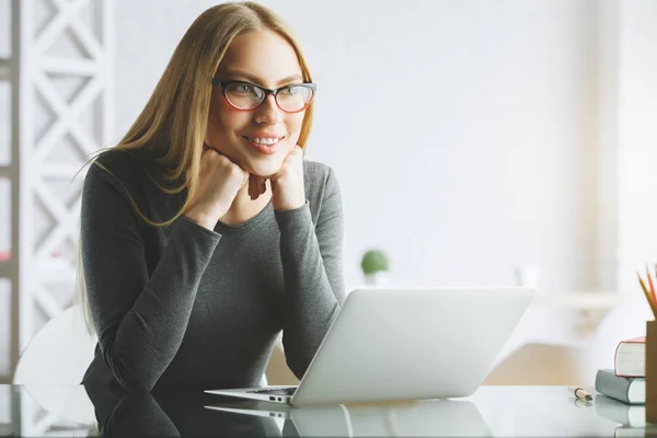 Bastante mujer de negocios usando portátil — Foto de Stock