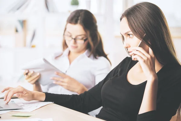 Atraktivní ženy mluví o telefonu — Stock fotografie