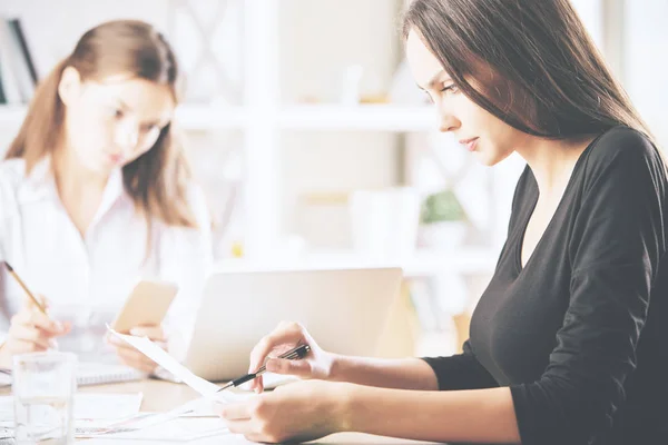 Mooie businessladies doen papierwerk — Stockfoto