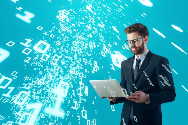 Attraente giovane uomo d'affari che utilizza laptop su sfondo blu con codice binario astratto. Concetto tecnologico — Foto Stock