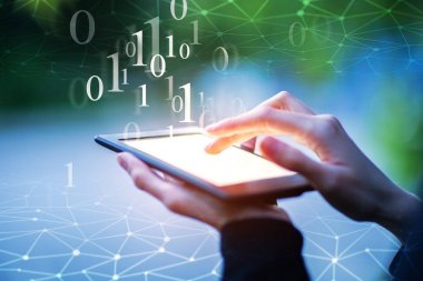 El poligonal fileli bulanık arka plan ikili kodu içeren tablet kullanarak kapatın. Bilgi işlem kavramı. Çift pozlama 