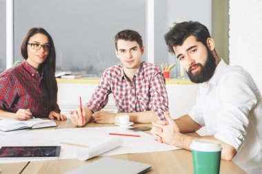 Evrak işlerini yapıyor ve aygıtlarını kullanarak beyaz insanlar 