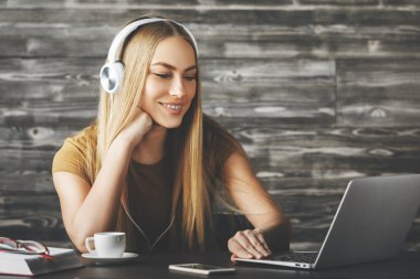 Çekici kadın işyerinde müzik dinlemek 