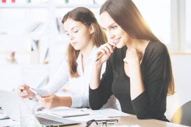 Çekici işkadını dizüstü işyerinde kullanma