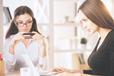 Banka temsilcileri işyerinde