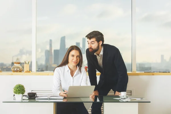 Juguetón masculino y femenino trabajando juntos —  Fotos de Stock