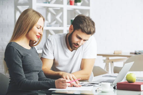 Entrepreneurs focalisés travaillant sur le projet — Photo