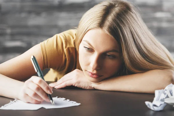 Dama agotada escribiendo en papel — Foto de Stock
