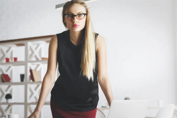 Femme européenne confiante penchée sur le bureau — Photo