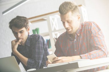 Erkekler office evrak işi yapıyor