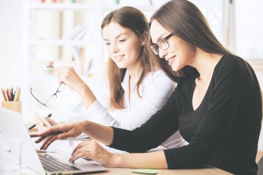 Çok güzel bayanlar dizüstü işyerinde kullanma