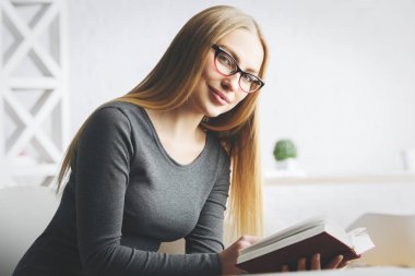 güzel kadın kitap okumak 