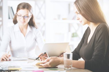 Evrak işi güzel kızlar