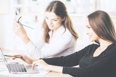 Muhteşem iş kadınları dizüstü işyerinde kullanma