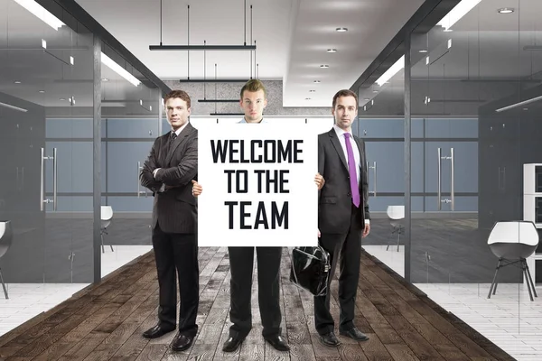 Office koridor iç metin afiş ile ayakta üç yakışıklı Avrupa iş adamları. Takım çalışması, 3d render — Stok fotoğraf