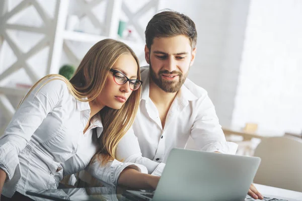 Empresarios europeos que trabajan en proyectos — Foto de Stock