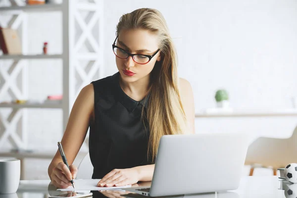 Mujer bonita trabajando en el proyecto — Foto de Stock