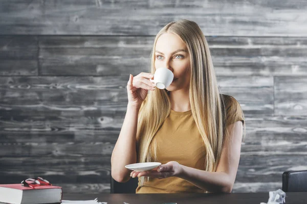 Mujer pensativa bebiendo café en el trabajo — Foto de Stock