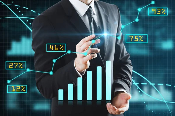 Ein nicht wiedererkennbarer Geschäftsmann zeigt auf ein Geschäftsdiagramm auf verschwommenem blauem Hintergrund. Touchscreen-Konzept. Doppelbelastung — Stockfoto