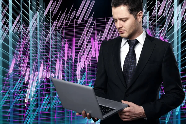 Vista laterale di giovane uomo d'affari utilizzando laptop su sfondo grafico forex creativo astratto. Concetto di profitto. Rendering 3D — Foto Stock