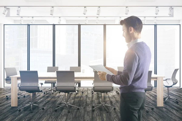 Atractivo hombre de negocios en la sala de conferencias — Foto de Stock