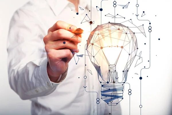 Geschäftsmann zeichnet abstrakte polygonale Lampe auf hellem Hintergrund. Innovationskonzept — Stockfoto