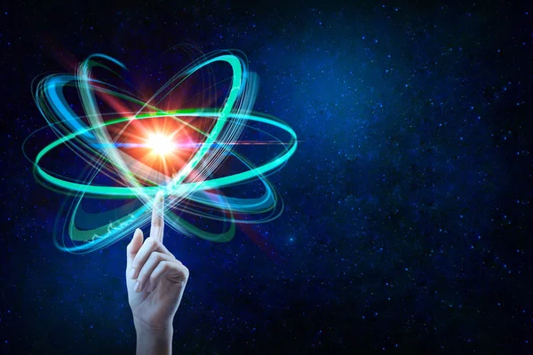 Рука указывает на абстрактный цифровой атом на фоне голубого неба. Концепция власти. 3D рендеринг — стоковое фото