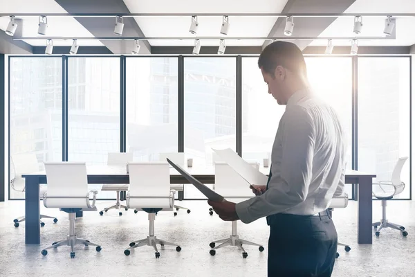 Hombre de negocios guapo en la sala de juntas — Foto de Stock