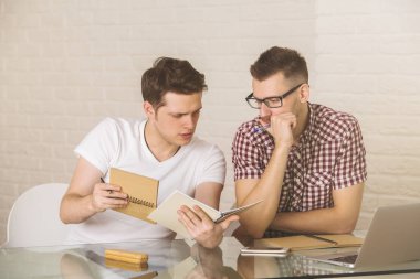 Projede çalışan çekici iş adamları 