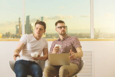 Birlikte laptop kullanarak çekici iş adamları 