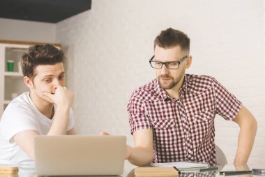 Projede çalışan Avrupa iş adamları 