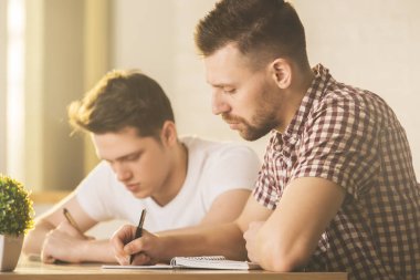 Beyaz işadamları evrak yan yapıyor 