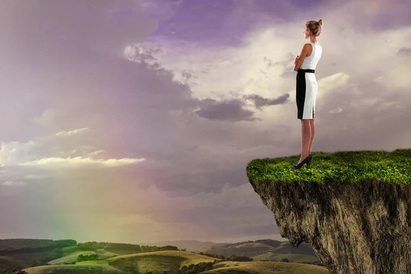 Mujer mirando el arco iris — Foto de Stock